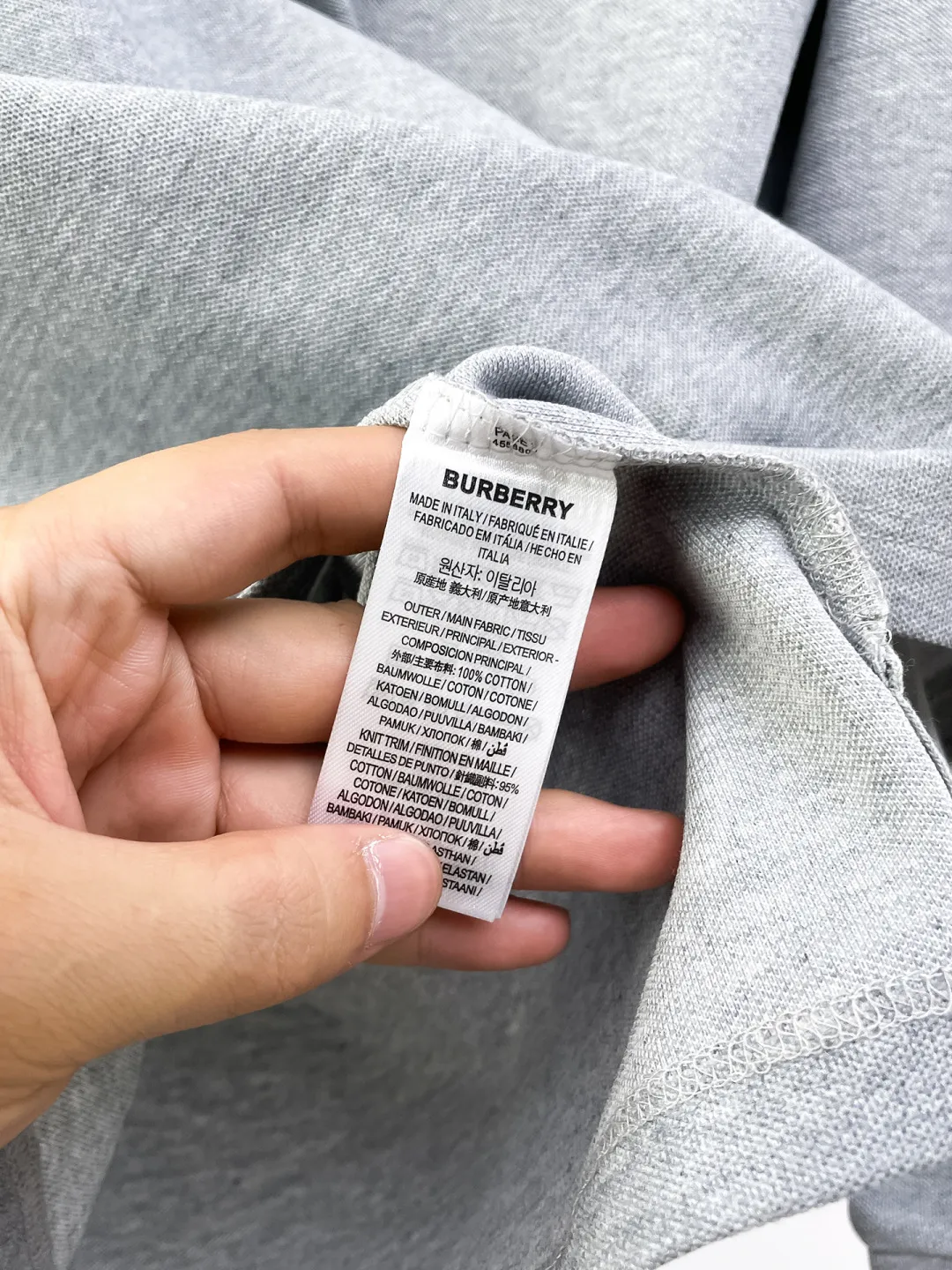 Burberry New Arrival long-sleeved Polo shirt, original fabric, official Same Style, made of 260 grams of pure cotton pique fabric, custom-made in the same vat, feels very comfortable and smooth, very wide and stylish, produced by a first-line brand Factory. The collar and collar ribs are woven with imported yarn and will not deform after long-term wear. The most New Arrival style in spring and summer, fashionable and individual, super Versatile and good-looking, very suitable for both men and women, a must-have style. Size: S-XXL